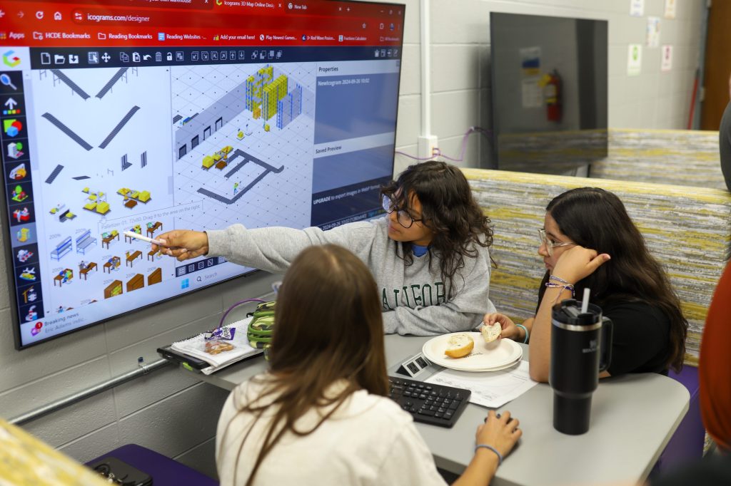 CentralFRI-04 Students work in class