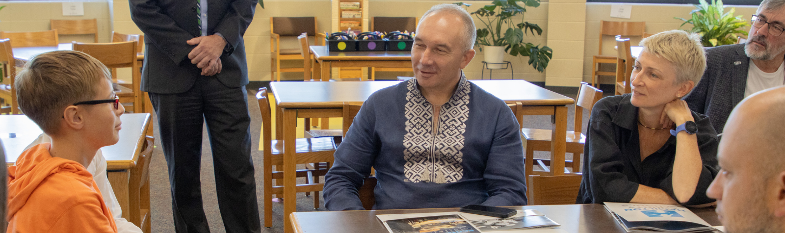 kids talking during East Brainerd Elementary Ukraine Mayor Visit