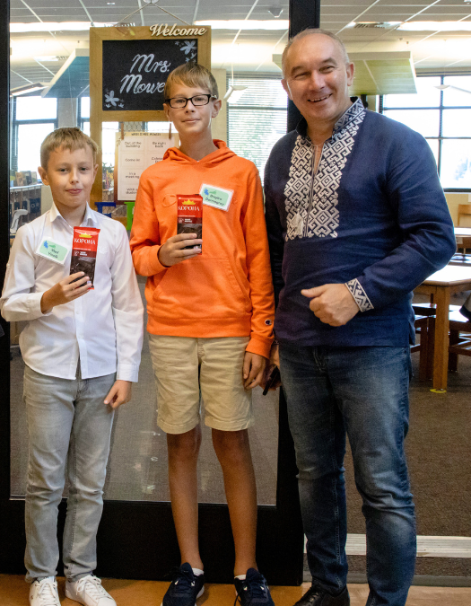 kids showing of present during East Brainerd Elementary Ukraine Mayor Visit