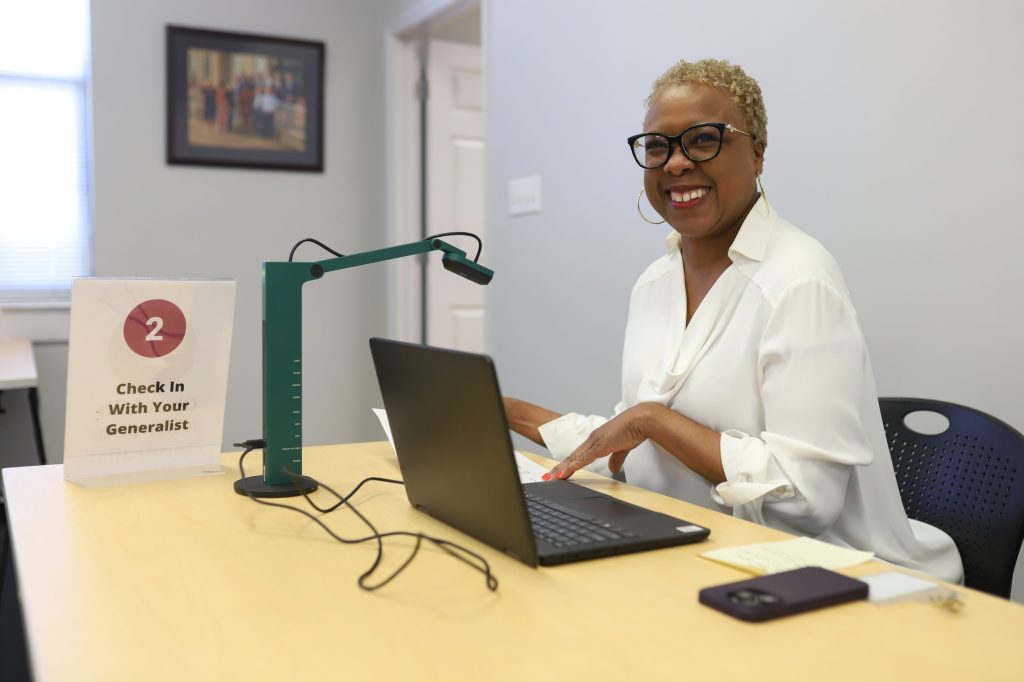 OnBoarding-22_d10e3d A woman smiles at her computer