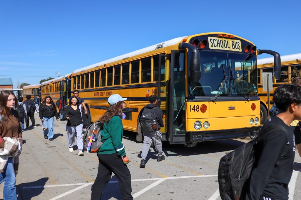 ool-03_03dcad Students walk to the buses
