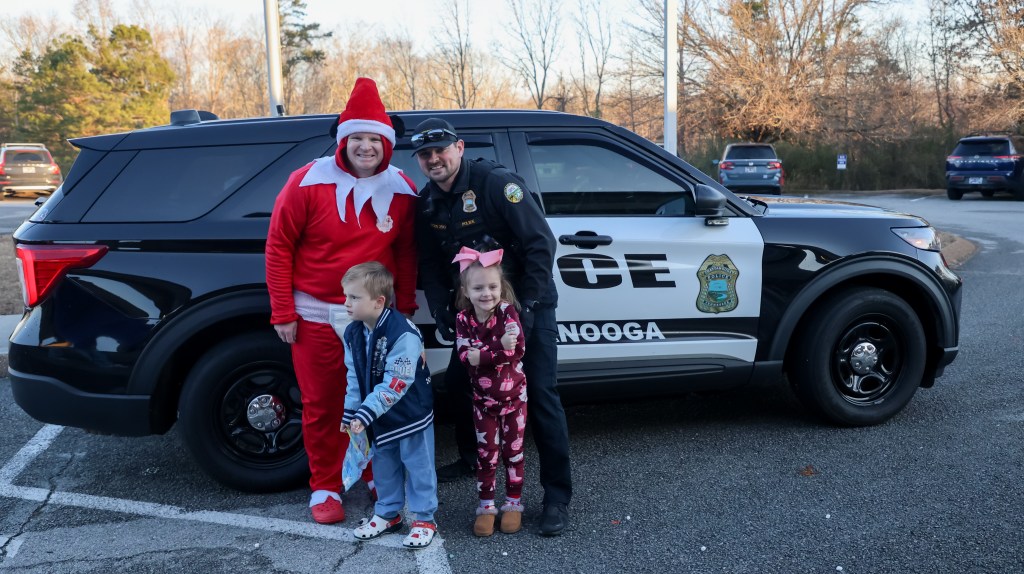 12 19 25 Elf vs Police-19