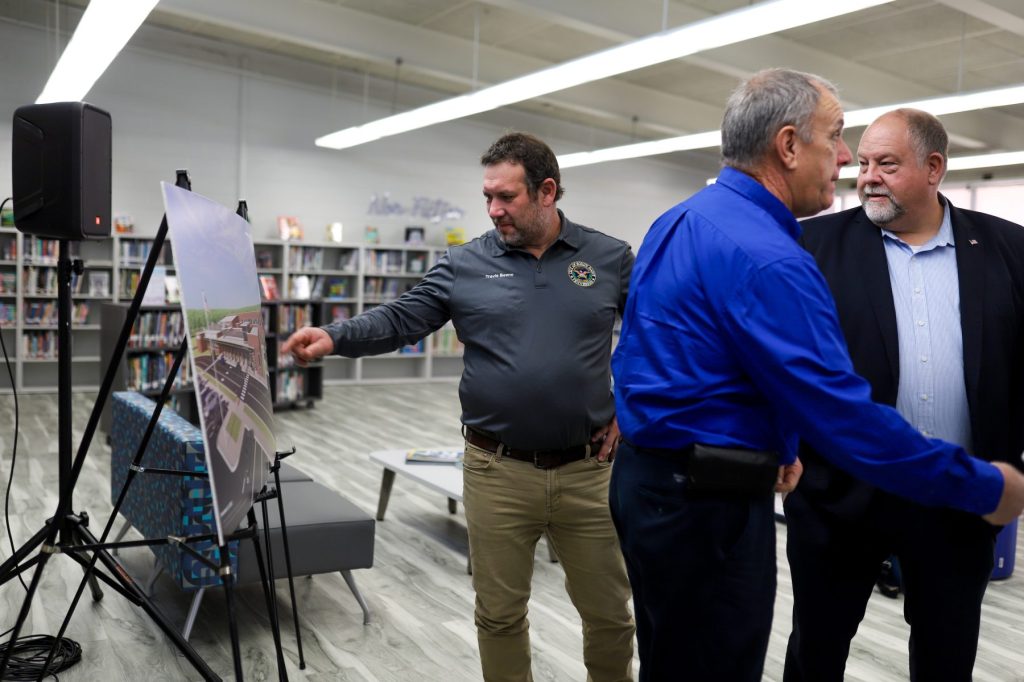 sdms.press-20 A man points to a rendering